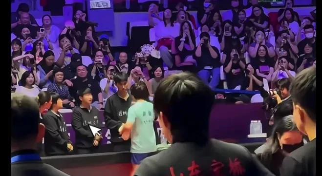 头哥眼里只有莎莎
魏桥选手站深大看台，一秒不眨眼！
莎莎蹲地教小孩，他隔网盯成雕