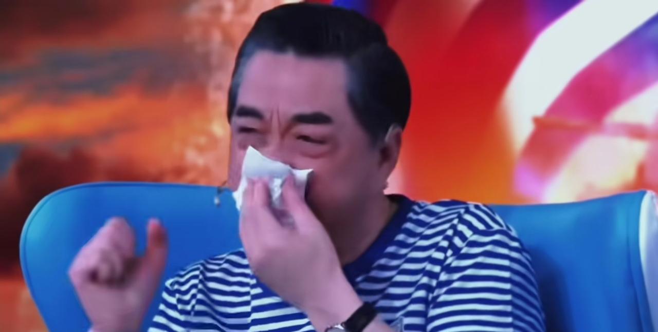 昨天，默默为局座准备了一包纸纸巾……
局座是个心情中人。这个退休老头知道弹射消息