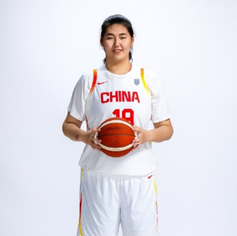 张子宇2007年出生于山东济南的篮球世家，父母皆为职业球员 ，身高优势明显。她8