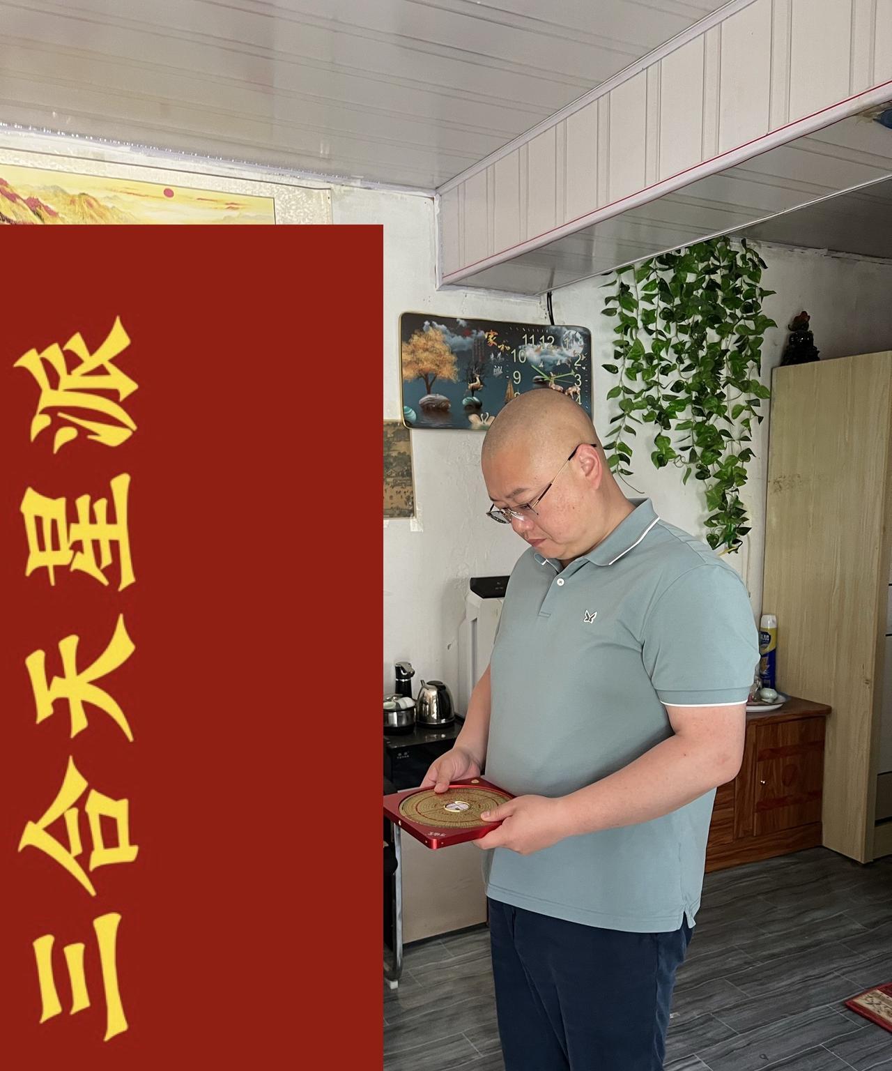于锡福风水：床头永远要靠向自己五行需要的方向，比如需要金就靠西，需要木就向东，不