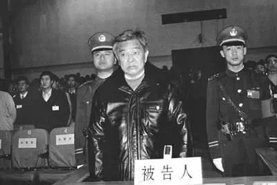 1979年，51岁的褚时健接任快要倒闭的玉溪卷烟厂厂长，当时厂里领导层不仅架子大