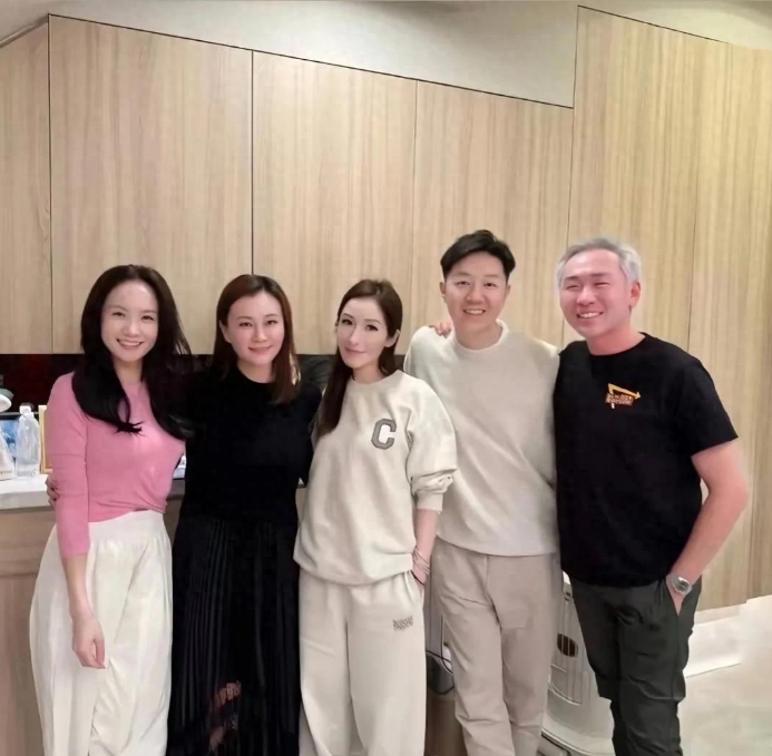 45岁萧亚轩家中聚餐，瘦出尖下巴，脸恢复自然超惊艳！