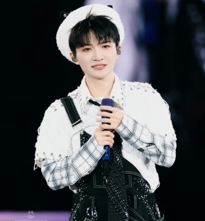 好喜欢深深成都演唱会上穿的这套衣服，可爱值直接拉满，感觉每一个细节都长在审美点上