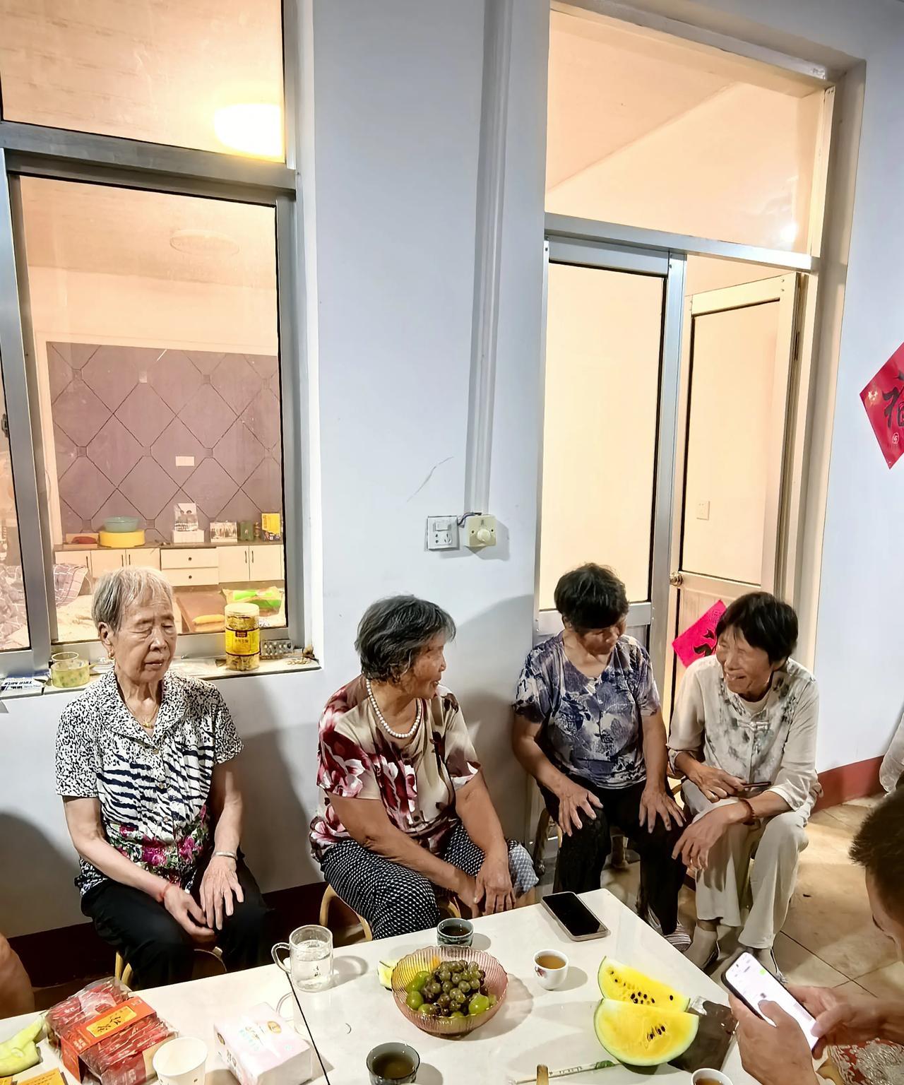 悲惨：欢乐的气氛里突然听到一件事……
今天晚饭后，乡亲们来家聊天，我40天没回来