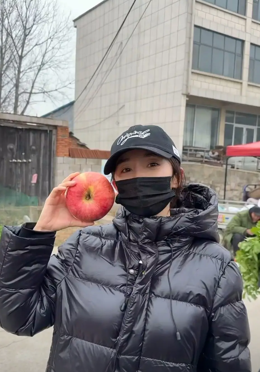 杨幂的脸比苹果还小！

杨幂发了在村里拍摄《生万物》的花絮，她穿着黑色羽绒服，手
