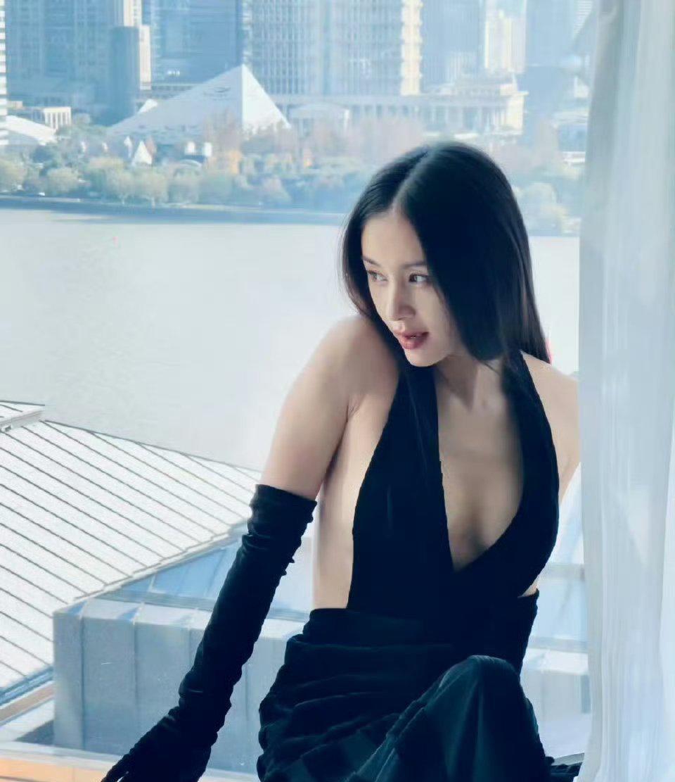王子文深V露背美图，她下巴上也有一个小雀斑唉，美呆了。