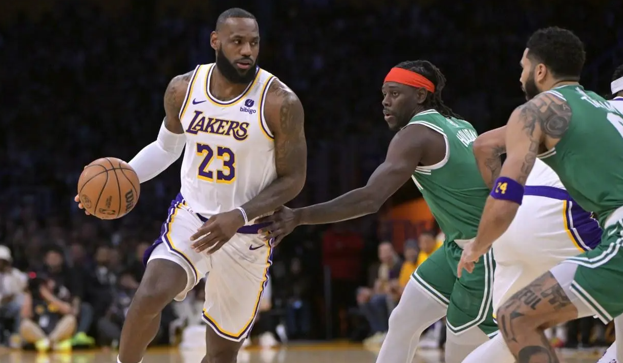 近日NBA官方公布新赛季圣诞大战赛程，詹姆斯所在的湖人将对阵火箭。
若詹姆斯在圣