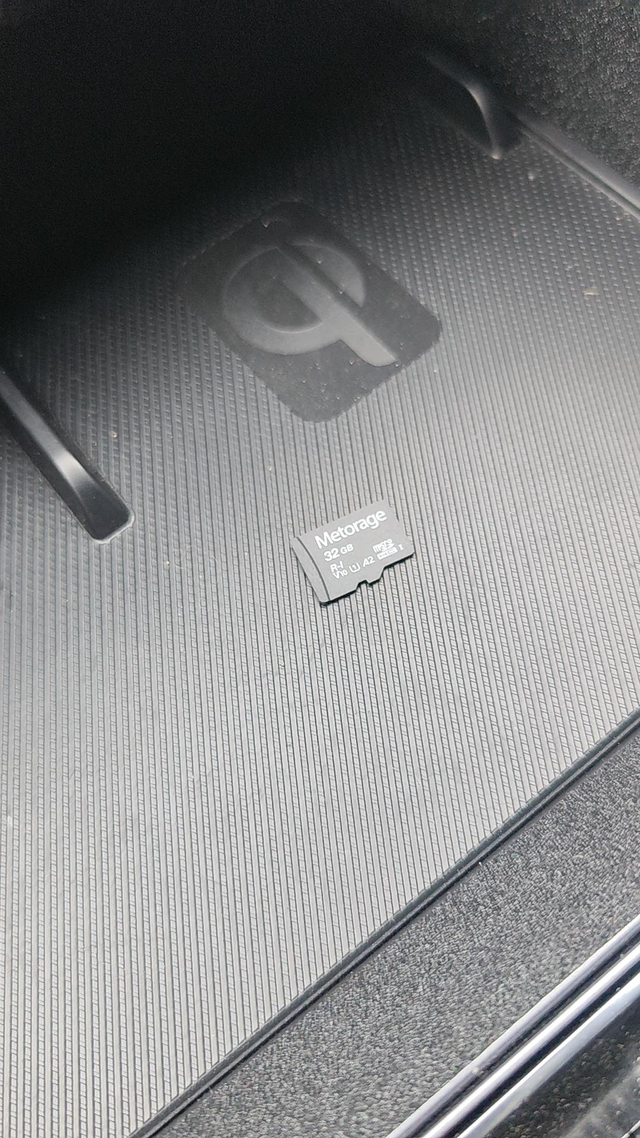 宋plus 换SD卡
出厂4儿子店送的sd卡只有32G，行车记录仪只能保存几天的