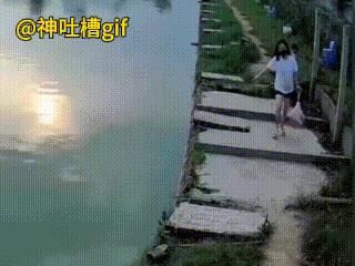失而复得：女人带子提了2条大鱼，忽然一条大鱼被挣脱了出来，跳到了河里，女人第一时