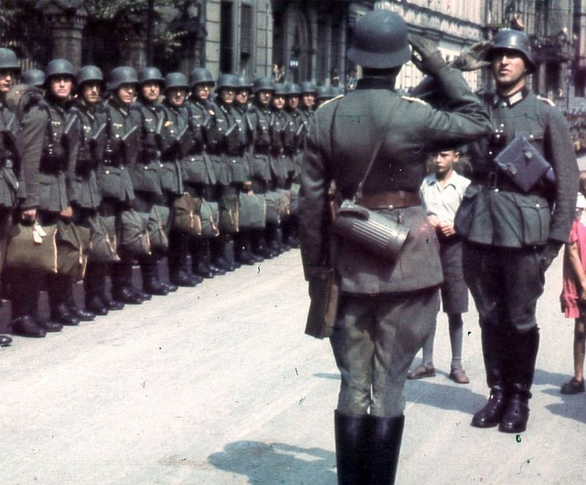 1941年巴黎，被派往东线之前的德国国防军部队。