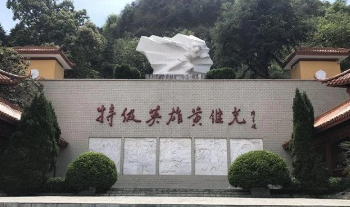 1952年，上甘岭。英雄黄继光的遗体照片，黄继光遗体抢回时血已流干，双手高举难入