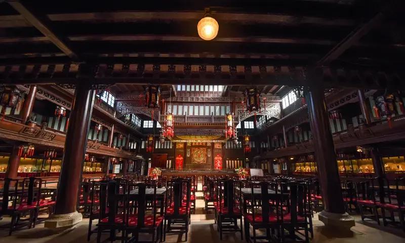 《戏台》虽然比较小众，也有很多人不太喜欢，但在今年暑期来说，还算是戴着脚镣手铐舞