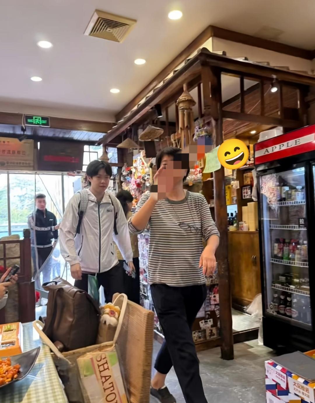 最新鲜的王楚钦来了！！
这不王楚钦又来小饭馆吃饭了，只见老板娘一脸的喜悦领着王楚