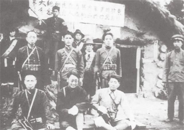 1985 年，黑龙江有个退休老人上山采松茸，在石缝里摸到个硬东西。扒开一看，是部