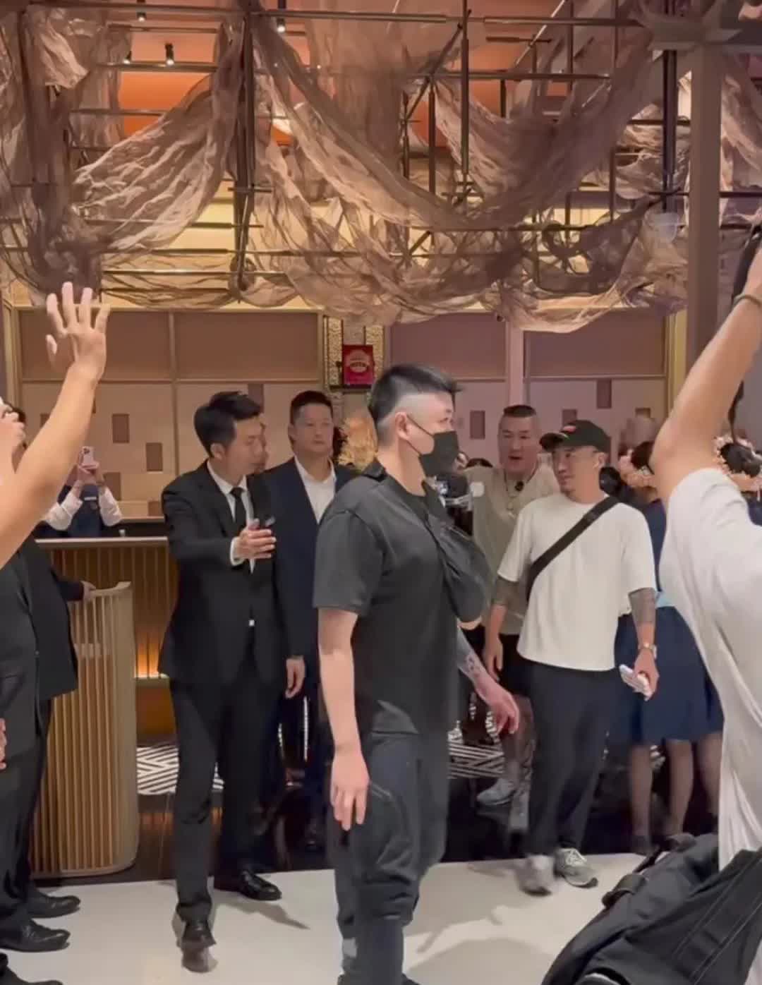 火了，真的火了！晚上看到台湾网红馆长到深圳万象天地吃饭，有人认出来跟他打招呼，握