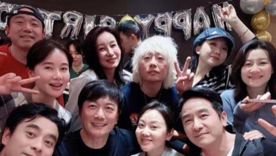 闫妮54岁生日宴，秦海璐、刘琳、左小青都来给闺蜜庆生