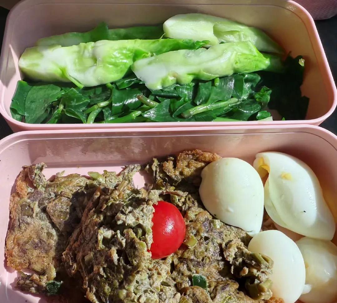 关晓彤分享自己在剧组拍戏时吃的营养餐，煮鸡蛋、炒鸡蛋、小西红柿、水煮绿菜。每次看