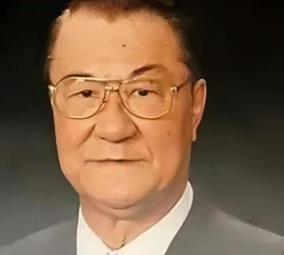 1992年，阎锡山的小儿子回到山西忻州，在老宅门口老泪纵横。然而就在他抬脚准备回