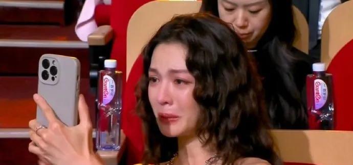 白玉兰之夜：女性力量的温柔交响
当白玉兰奖的聚光灯次第亮起，舞台上流转的不仅是璀