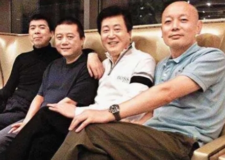 当年，冯小刚的《甲方乙方》票房大卖，王朔正是最落魄的时候，冯小刚托人送去5000