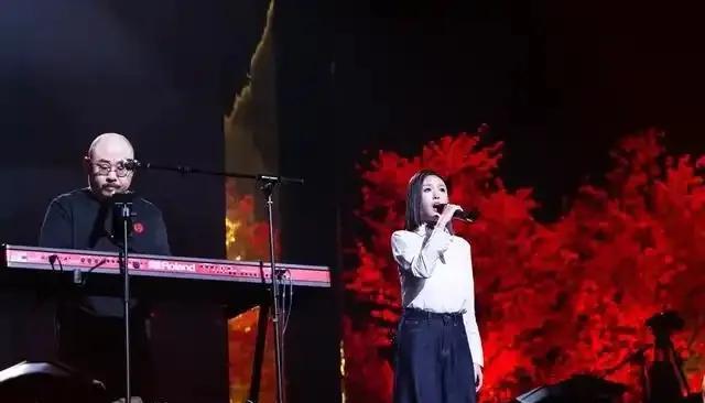 在刀郎南昌演唱会现场，一位65岁的大叔格外引人注目。他紧握着票根，激动得泪流满面