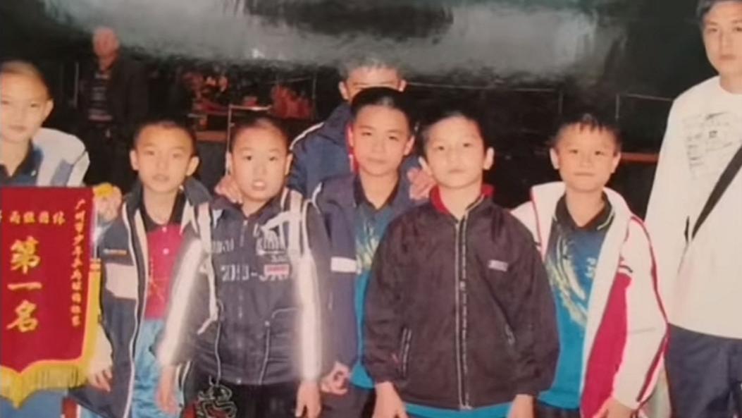 珍贵的广东男乒孩童时期的合影：除了樊振东，有一个国乒主力也在