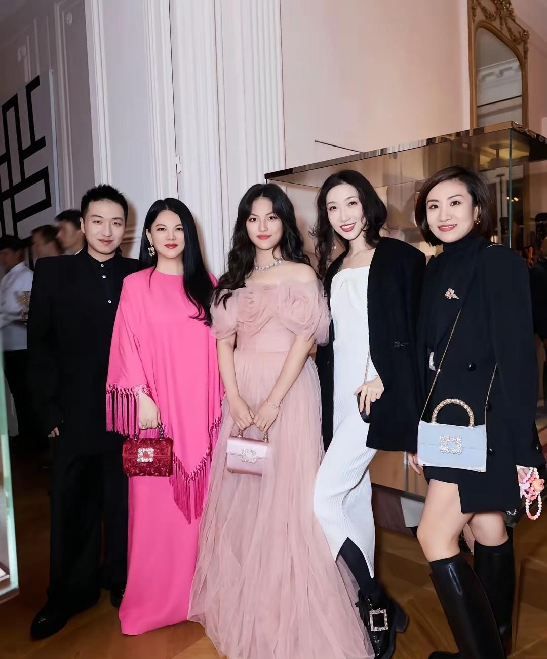 李湘真的是富养女儿，为了女儿前程似锦的未来到处铺路。
出身即罗马，女儿也是到处见