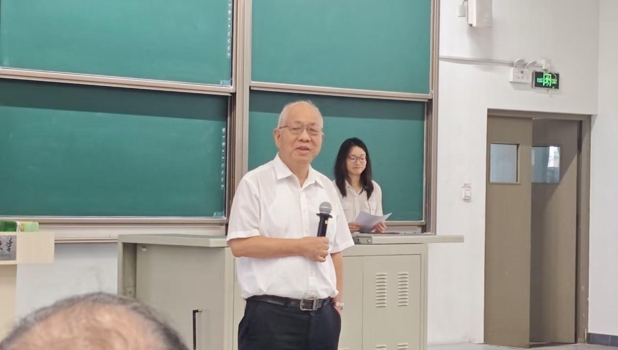 今天王虹在清华讲座，丘成桐亲自介绍，面子给足！
今天王虹在清华6教C300做了一