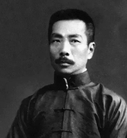 1919年，鲁迅花3000大洋在北京买了四合院，还让弟弟一家免费住。不料，有一天