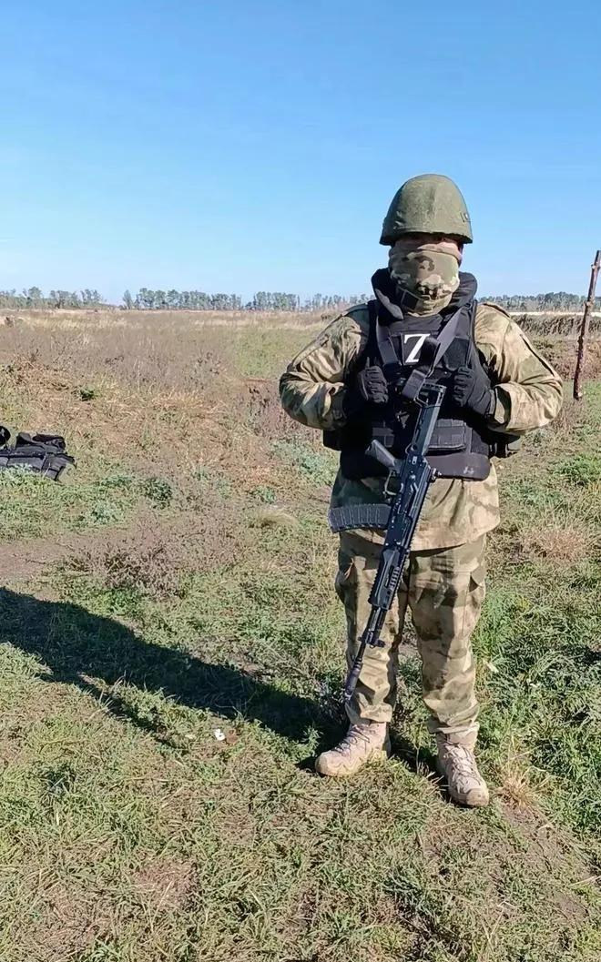 从俄乌冲突来看，未来战场是否给每个士兵配备手机，需要综合考虑其必要性和潜在风险。