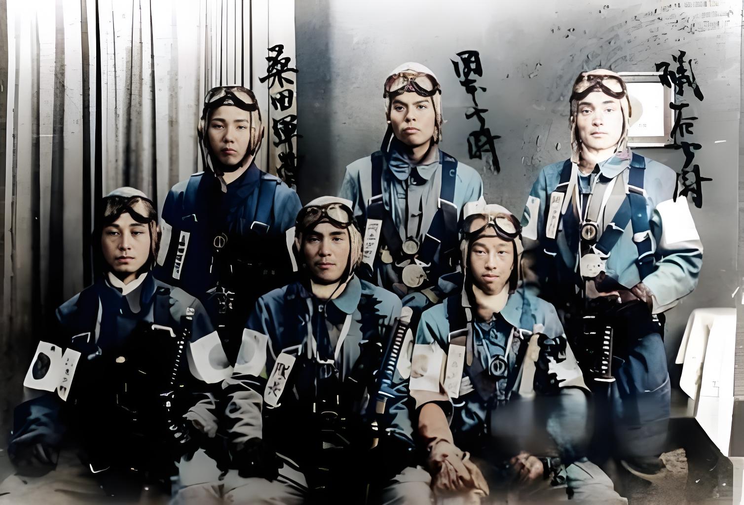 这张照片里的飞行员并非1941年袭击珍珠港的核心轰炸机飞行员，但属于同期日本海军