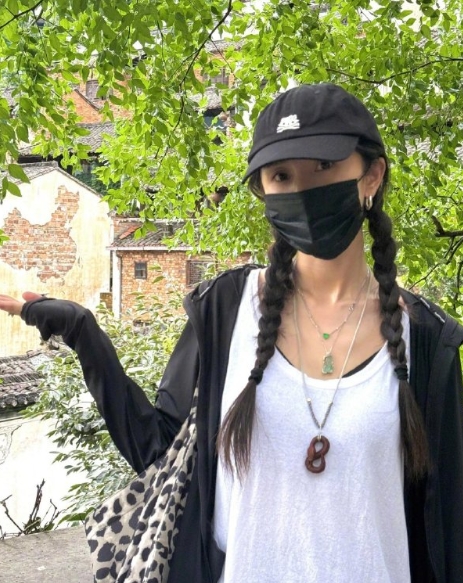 杨幂穿50块背心游江西，她扎双麻花辫俏皮可爱，50块的地摊背心都能穿出高级感的也