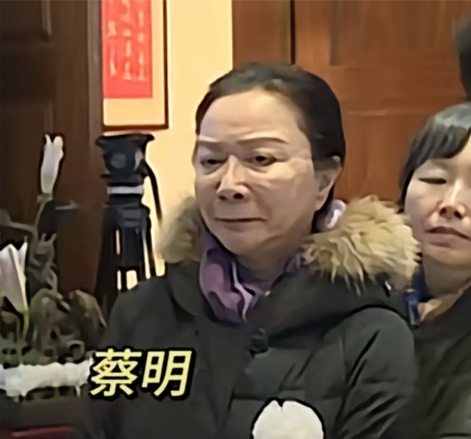蔡明医美失败叶童自然老去











怎么回事？！著名演员蔡明老师的脸