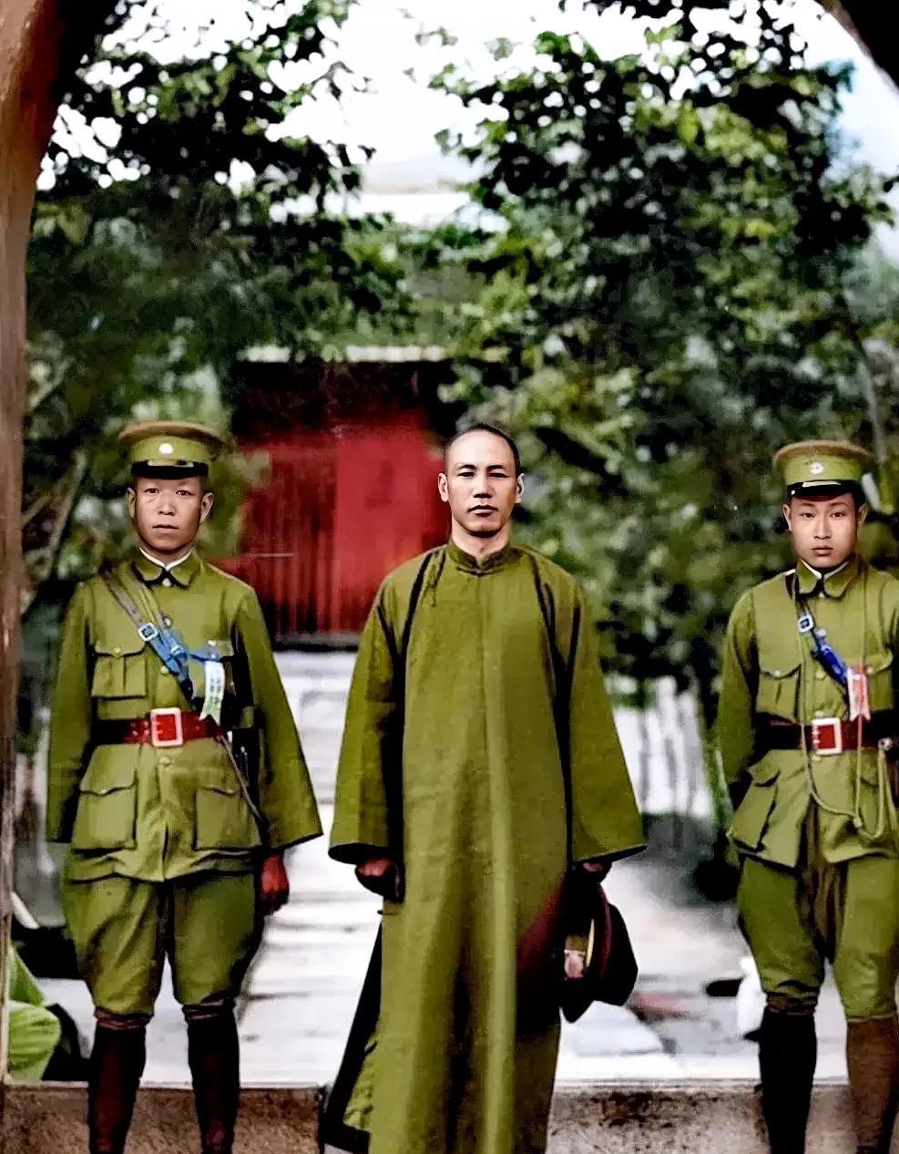 看看真实的蒋中正吧！这才是他的真实样貌，不是演员，货真价实的历史珍品，面貌展现的