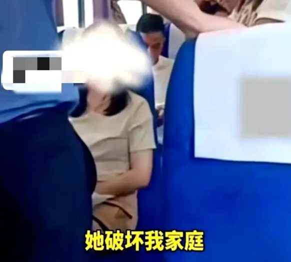 6月16日，一女子和丈夫购买了高铁票上车以后，女子很自然地坐在丈夫旁边。

哪料