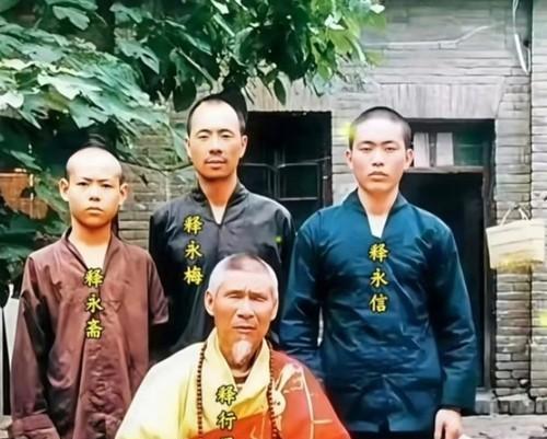 释行正三个弟子，释永信面相是最凶狠的！
但是他嘴甜会来事，所以刚开始深得方丈信任