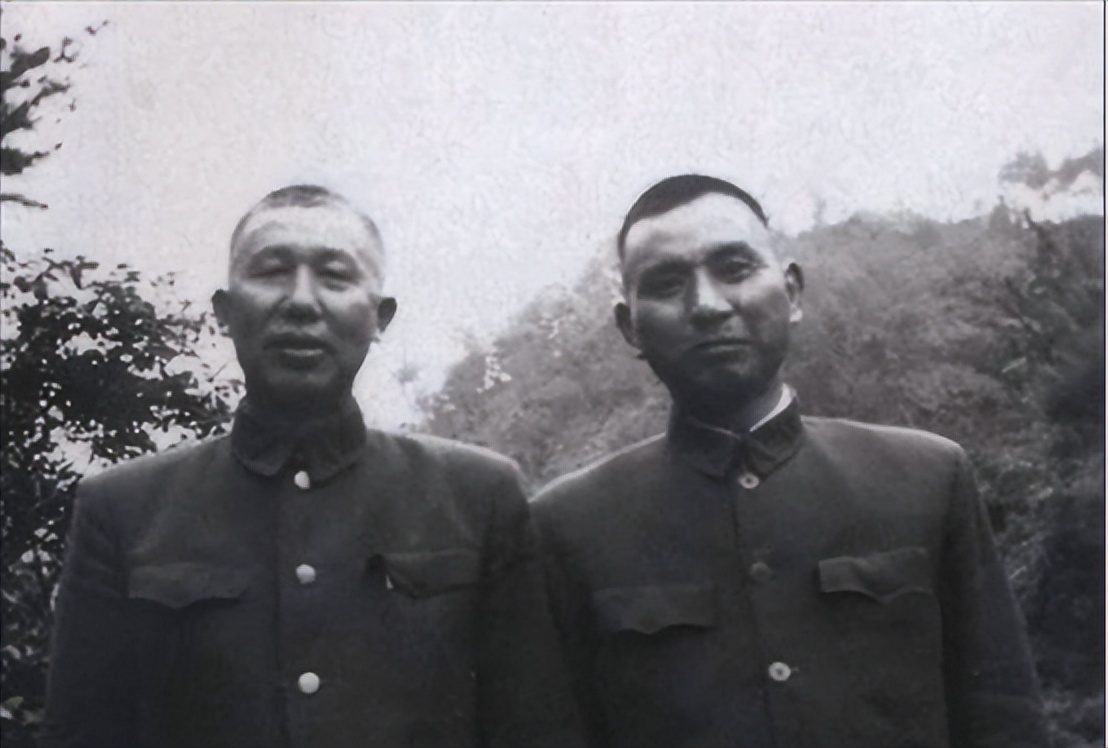 1949年11月，解放军司令员杨勇刚回到房中，马上就被人用枪抵在了后脑勺上，再一