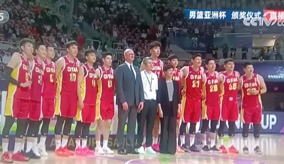 十年磨一剑，昂首进决赛，中国男篮勇夺亚军。看队员决赛得分，四人优秀。
1  胡