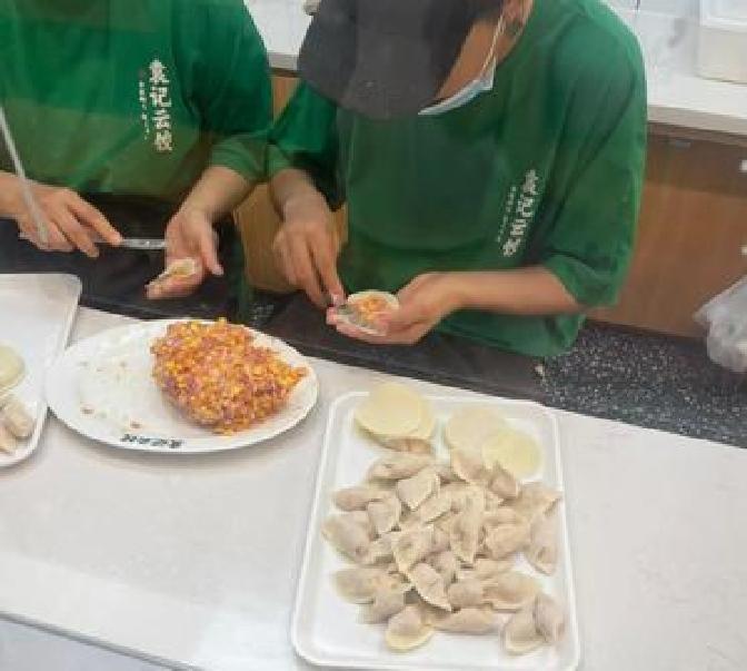 大热天的，很多人都懒得自己动手做饭，但为什么街边一家看似普通的饺子店，却能吸引不