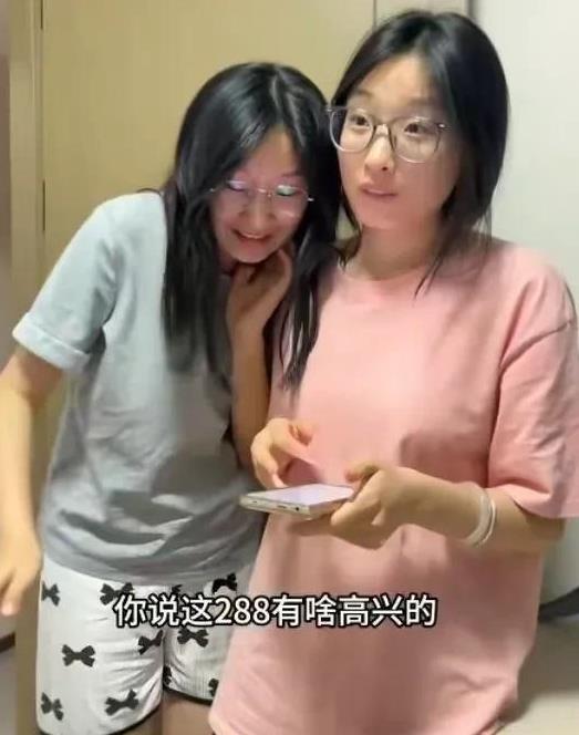 这女孩高考288分，她的家人居然拍视频发在网络上，不知道他们在炫耀什么？
难道这