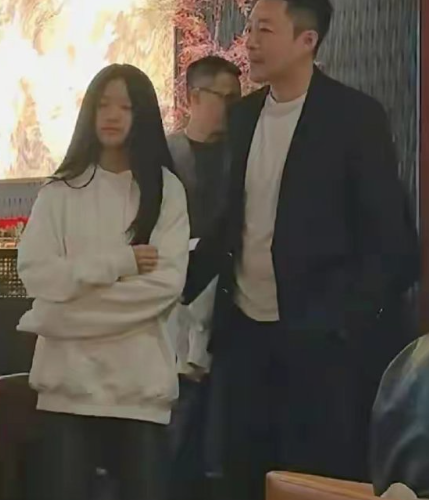 小玥儿正脸曝光，单眼皮高鼻梁与汪小菲如同复制粘贴，好漂亮