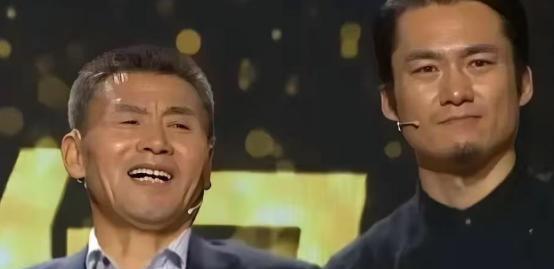 2017年，黑龙江16岁孤儿跪求校长供他上学，校长同意后，却瞒着男孩搬了家，两人