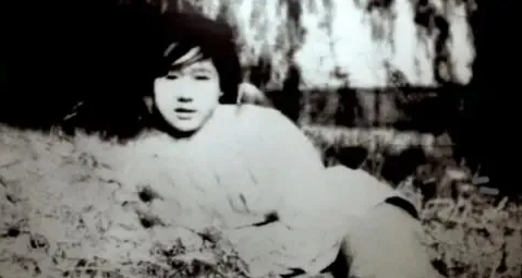 1938年，禹王山战役，一个连长中弹，18岁的女卫生员冲上去帮他包扎。突然，一个