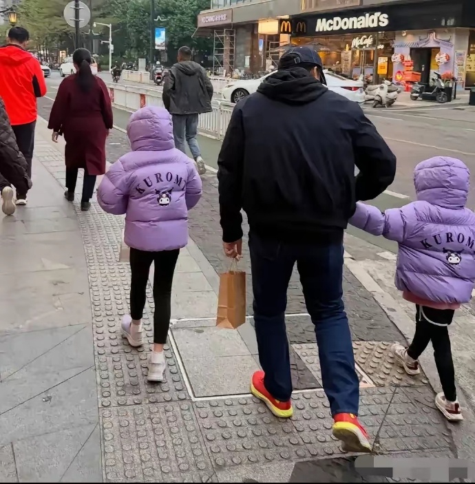 有网友在社交平台晒出偶遇偶遇霍启刚带着三个孩子在广州南沙街头骑行的画面，父子、父