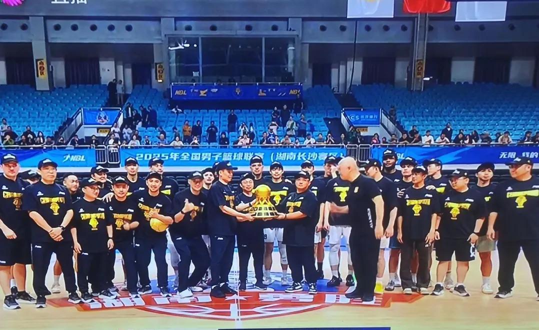 中国NBL联赛总决赛，香港金牛卫冕成功
香港金牛85:71击败长沙勇胜，大比分3