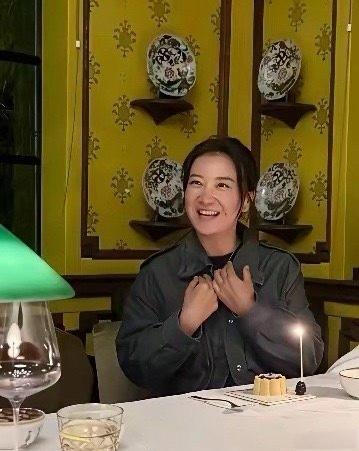 终于知道贾玲为什么瘦那么快了，过个生日才吃这么点？我三口就能吃完…… ​​​