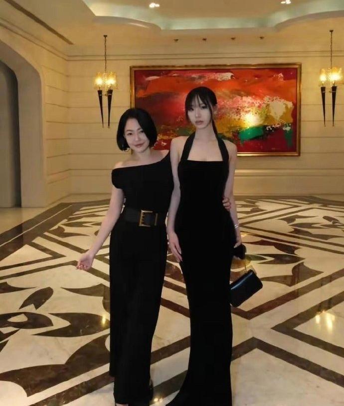 小s和女儿合照，无论怎么摆姿势，都被女儿的身高和气质比下去了 