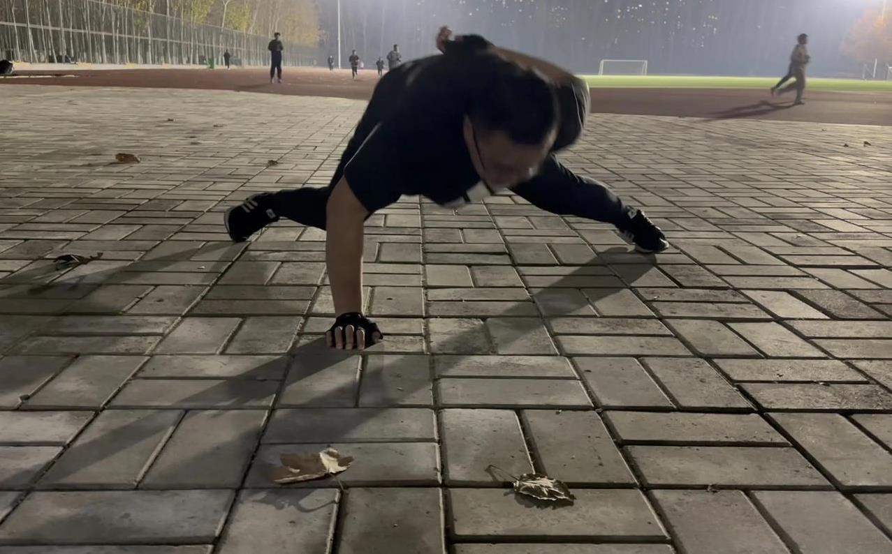 我来广东快一年了，没有怎么好好锻炼，好多时间都在上班。只有晚上下班才去大马路上走
