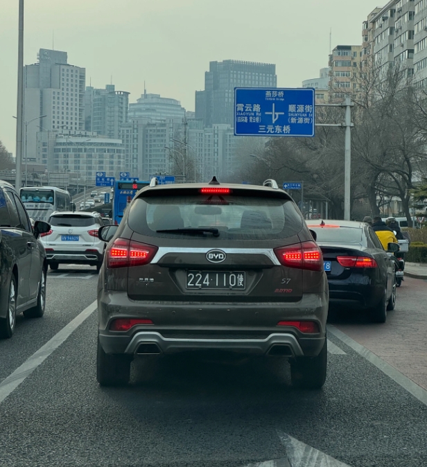 漂亮国，美利坚使馆车，代号 224，想不到堂堂世界第一漂亮国，也会有这么低调地道