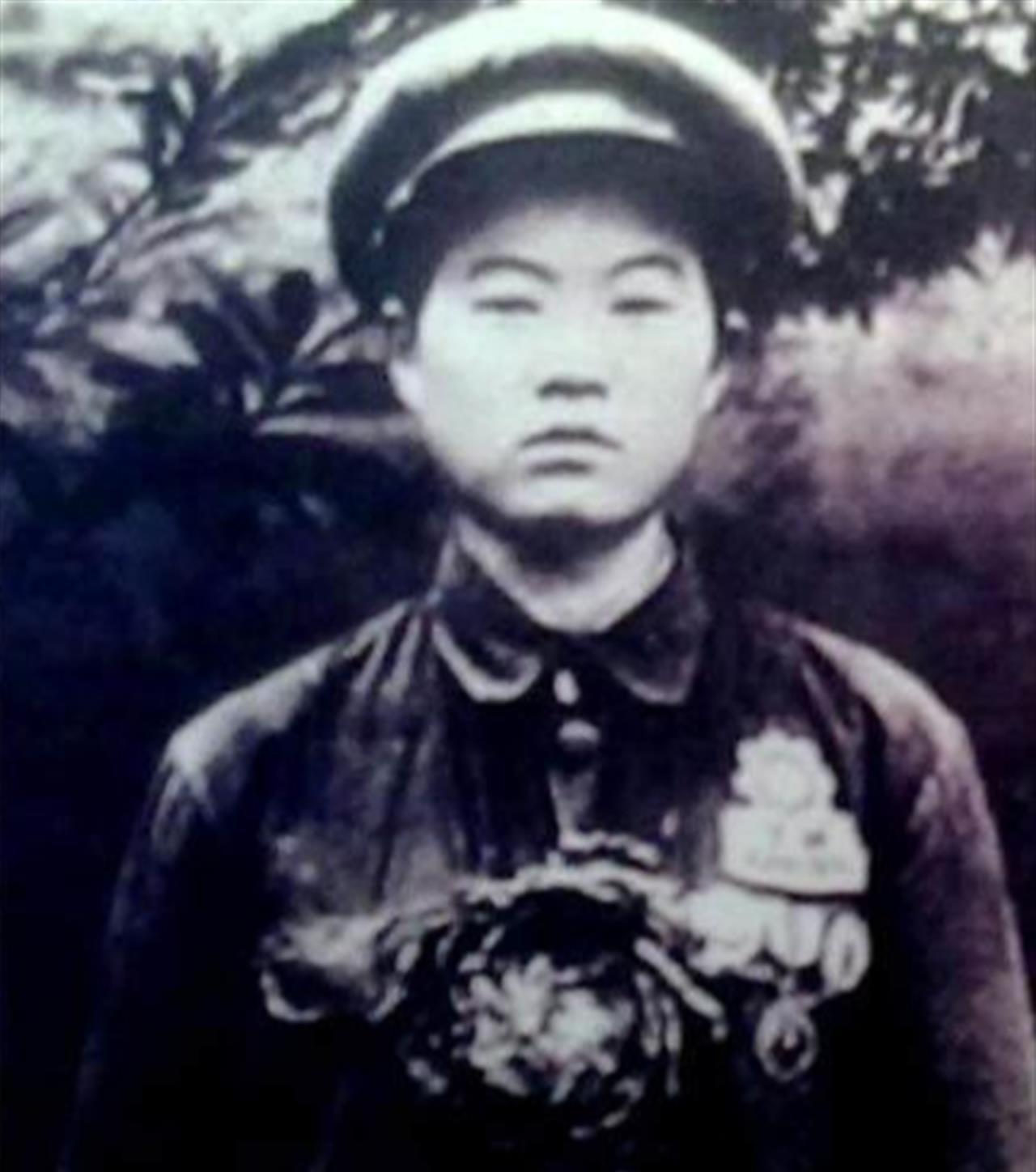 [下雨]1950年，一名战士下身血流不止，医生正要解扣子检查，不料，他一把拦住，